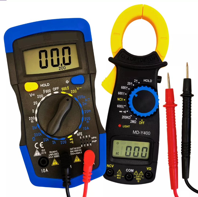 Alicate amperímetro digital Fluke sendo manuseado para medir a corrente elétrica em um condutor, uma ferramenta de alta precisão.