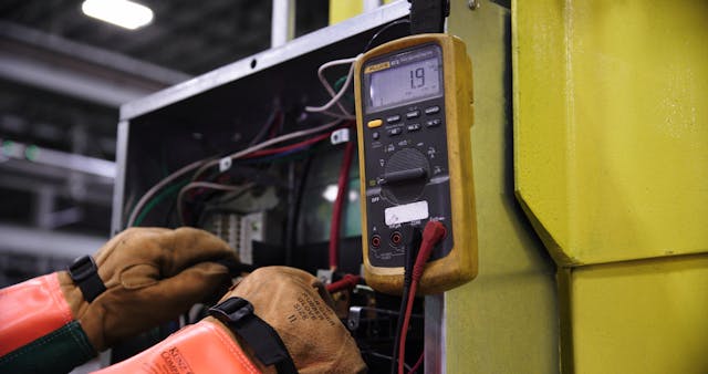 curso de eletricista 2025, ferramentas elétricas, kit de ferramentas, alicate, chave de fenda, tester, multímetro, furadeira.