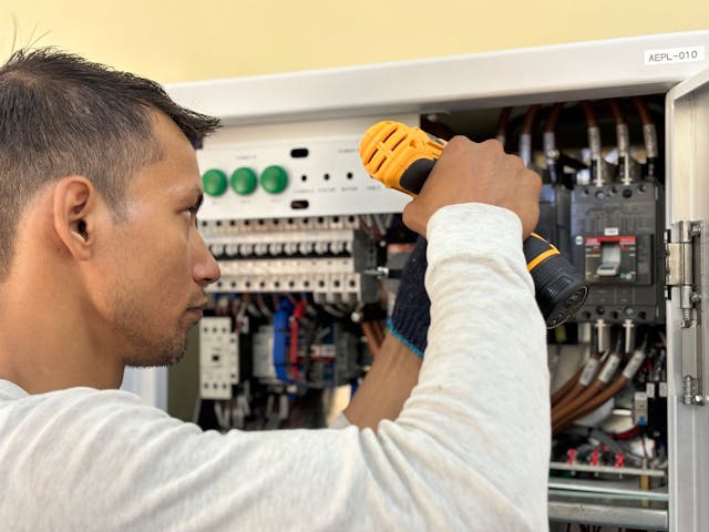 Ferramentas essenciais para eletricistas organizadas em uma bancada de trabalho, incluindo alicates,