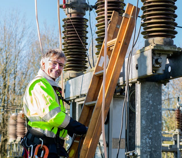 O Melhor curso de eletricista guia completo, eletricista trabalhando, profissional em ação, instalação elétrica, manutenção, ferramentas, circuito elétrico.