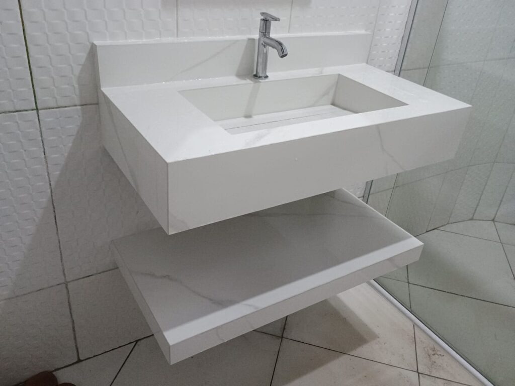 Pia de porcelanato fabricada por um especialista formado no curso de azulejista, destacando acabamento premium e design sofisticado
