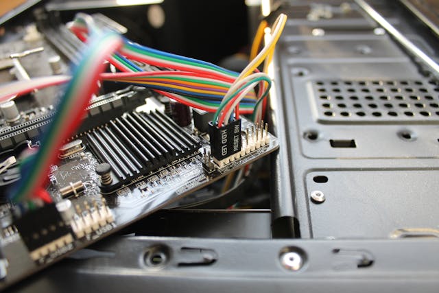 Técnico em manutenção de computadores realizando conserto de PC, destacando a alta demanda no mercado
Profissional de manutenção de computadores realizando diagnóstico e reparo em um desktop